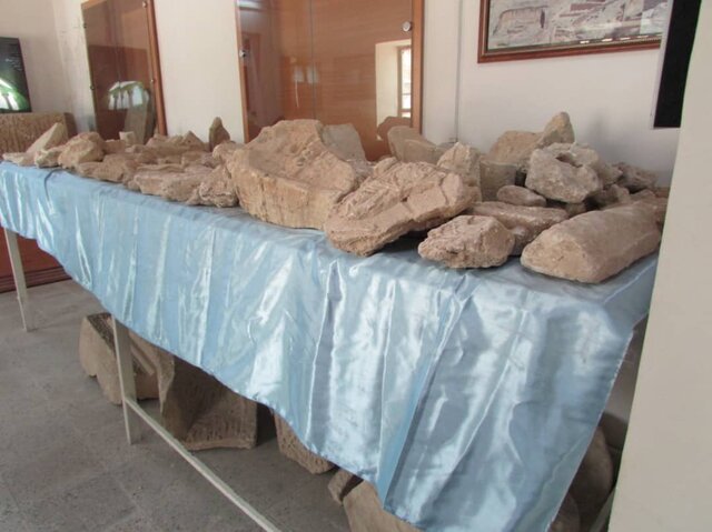 گچ‌بری‌های خانه تاریخی وایت‌هوس که روی میز و زیر آن قرار داده‌اند